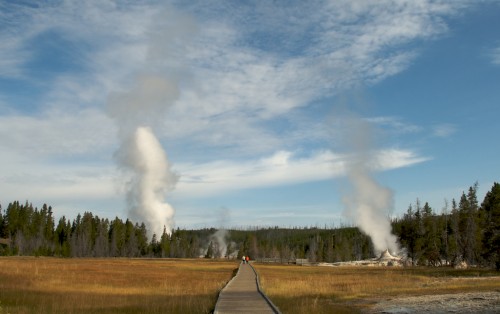 yellowstone_geyser-boardwalk